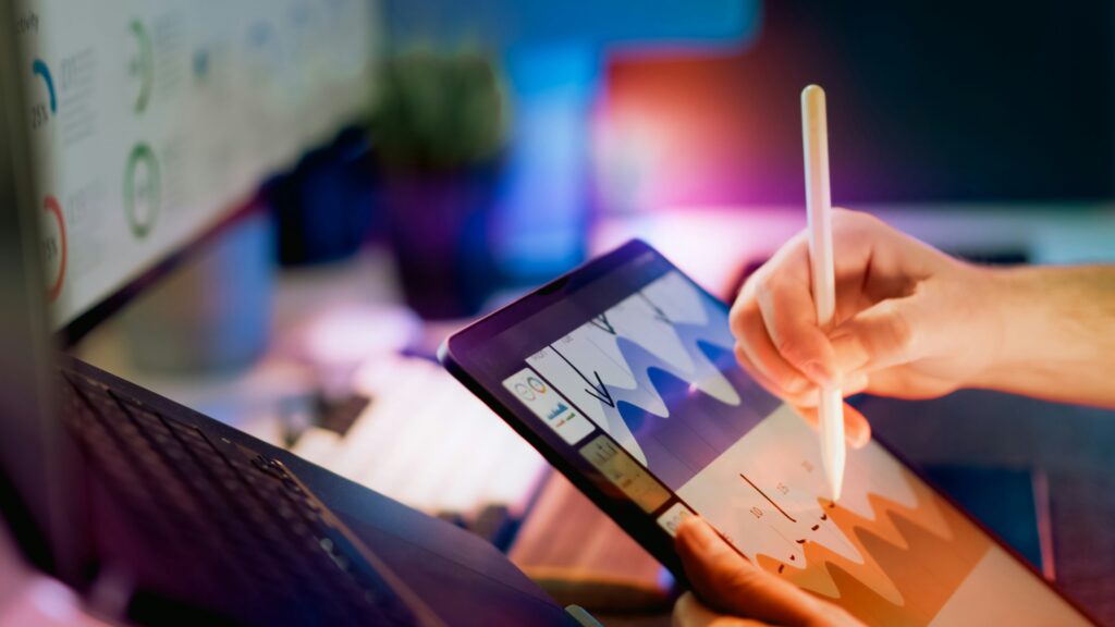 Analyse von Bundesliga Spieldaten und Echtzeit Statistiken auf einem Tablet